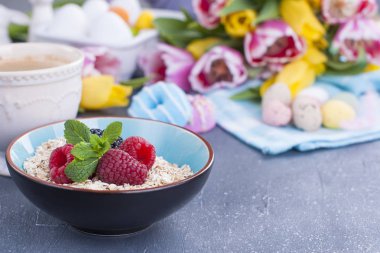 Tatlı çilek CUPS ile kahvaltı. Taze lale buketi. Bahar çiçekleri. Parlak ayrıntılar. Metin için boş alan.