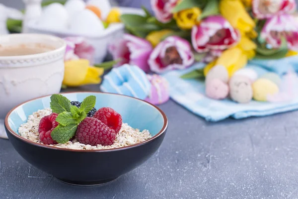 Tatlı çilek CUPS ile kahvaltı. Taze lale buketi. Bahar çiçekleri. Parlak ayrıntılar. Metin için boş alan.