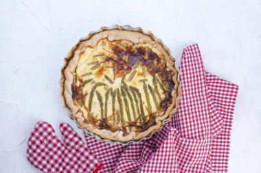 kuşkonmaz ve peynir, sebze ile yararlı hamur işleri ile pasta. Beyaz arka plan ve kırmızı havlu. kopya alanı. düz lay.