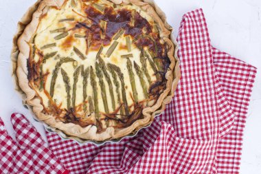 kuşkonmaz ve peynir, sebze ile yararlı hamur işleri ile pasta. Beyaz arka plan ve kırmızı havlu. kopya alanı. düz lay.