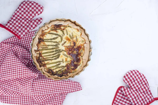 kuşkonmaz ve peynir, sebze ile yararlı hamur işleri ile pasta. Beyaz arka plan ve kırmızı havlu. kopya alanı. düz lay.