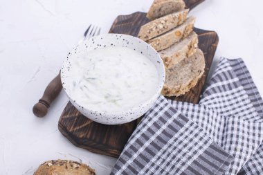 Salatalık ile yoğurt. Salatalık ile ünlü Yunan taziki taze daldırma. taze ekmek, havlu ve beyaz arka plan. Kopya alanı