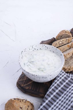 Salatalık ile yoğurt. Salatalık ile ünlü Yunan taziki taze daldırma. taze ekmek, havlu ve beyaz arka plan. Kopya alanı
