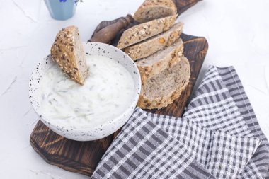 Salatalık ile yoğurt. Salatalık ile ünlü Yunan taziki taze daldırma. taze ekmek, havlu ve beyaz arka plan. Kopya alanı.