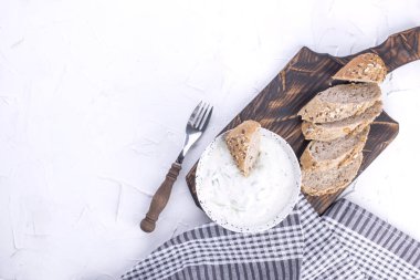 Salatalık ile yoğurt. Salatalık ile ünlü Yunan taziki taze daldırma. taze ekmek, havlu ve beyaz arka plan. Kopya alanı.