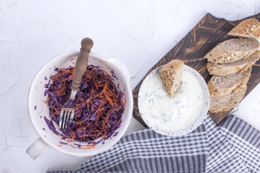 Taze lahana ve havuç, taze ekmek ve yoğurt ile salatalık salatası. Bahar sebzeler ve beyaz sos. Öğle yemeğine vejetaryen olduğunu. Lezzetli ve sağlıklı yemek. Kopya alanı