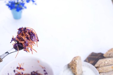 Taze lahana ve havuç salatası. Bahar sebzeler. Öğle yemeğine vejetaryen olduğunu. Lezzetli ve sağlıklı yemek. Kopya alanı