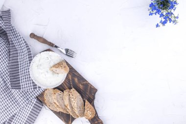 Salatalık ile yoğurt. Salatalık ile ünlü Yunan taziki taze daldırma. taze ekmek, havlu ve beyaz arka plan. Kopya alanı.