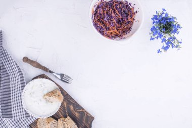 Taze lahana ve havuç, taze ekmek ve yoğurt ile salatalık salatası. Bahar sebzeler ve beyaz sos. Öğle yemeğine vejetaryen olduğunu. Lezzetli ve sağlıklı yemek. Kopya alanı