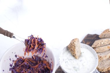 Taze lahana ve havuç salatası. Bahar sebzeler. Öğle yemeğine vejetaryen olduğunu. Lezzetli ve sağlıklı yemek. Kopya alanı