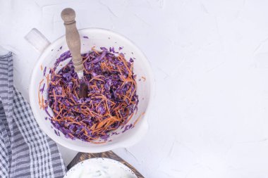 Taze lahana ve havuç salatası. Bahar sebzeler. Öğle yemeğine vejetaryen olduğunu. Lezzetli ve sağlıklı yemek. Kopya alanı.