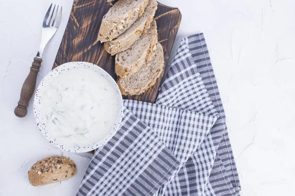 Salatalık ile yoğurt. Salatalık ile ünlü Yunan taziki taze daldırma. taze ekmek, havlu ve beyaz arka plan. Kopya alanı