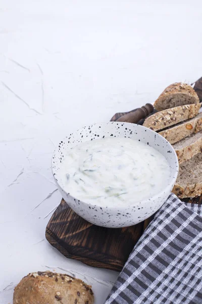 Salatalık ile yoğurt. Salatalık ile ünlü Yunan taziki taze daldırma. taze ekmek, havlu ve beyaz arka plan. Kopya alanı