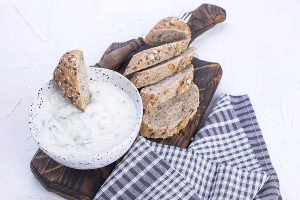 Salatalık ile yoğurt. Salatalık ile ünlü Yunan taziki taze daldırma. taze ekmek, havlu ve beyaz arka plan. Kopya alanı.