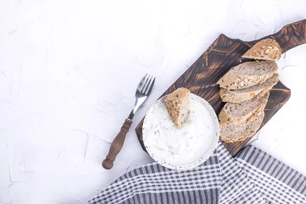 Salatalık ile yoğurt. Salatalık ile ünlü Yunan taziki taze daldırma. taze ekmek, havlu ve beyaz arka plan. Kopya alanı.