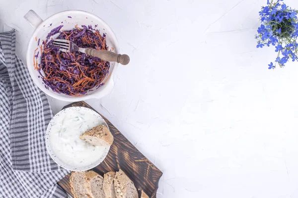 Taze lahana ve havuç, taze ekmek ve yoğurt ile salatalık salatası. Bahar sebzeler ve beyaz sos. Öğle yemeğine vejetaryen olduğunu. Lezzetli ve sağlıklı yemek. Kopya alanı.