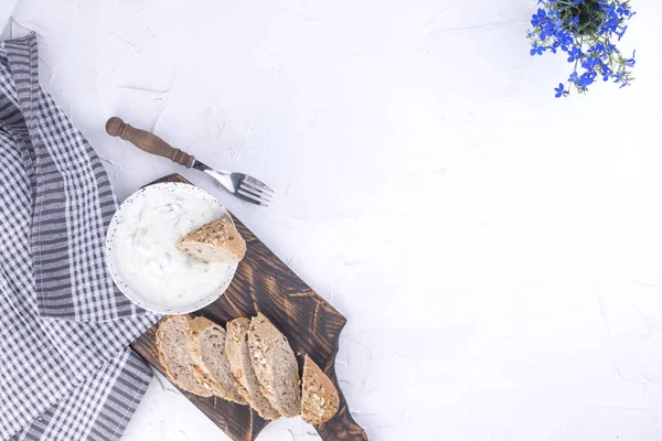 Salatalık ile yoğurt. Salatalık ile ünlü Yunan taziki taze daldırma. taze ekmek, havlu ve beyaz arka plan. Kopya alanı.