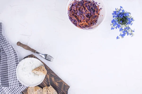 Taze lahana ve havuç, taze ekmek ve yoğurt ile salatalık salatası. Bahar sebzeler ve beyaz sos. Öğle yemeğine vejetaryen olduğunu. Lezzetli ve sağlıklı yemek. Kopya alanı