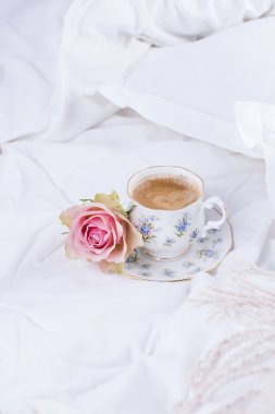 beyaz yatak, taze kahve ve pembe güller. Günaydın Vintage Fotoğraf. kopya alanı