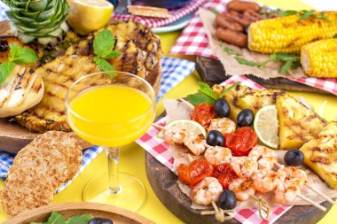 Farklı meyve ve sebzeleri ızgarada pişirilir. Sarı arka plan. Yaz akşam yemeği. . Kopya alanı