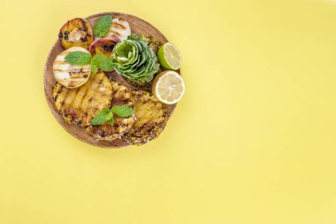 Ananas ve şeftali mangalda ızgara piknik. Metin için özgür yer. Yaz öğle yemeği. Uzay kopyalayın. düz aly