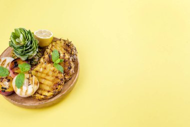 Ananas ve şeftali mangalda ızgara piknik. Metin için özgür yer. Yaz öğle yemeği. Uzay kopyalayın. düz aly