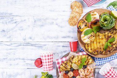 Sebze, meyve ve bir yaz öğle yemeği için ızgara karides. Sağlıklı gıda. Meze beyaz zemin üzerinde. Uzay kopyalayın. düz lay