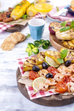 Sebze, meyve ve bir yaz öğle yemeği için ızgara karides. Sağlıklı gıda. Meze beyaz zemin üzerinde. Kopya alanı.