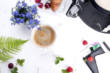 Bayan aksesuar, Bayan tatilde. Güneş gözlüğü ve şapka, kruvasan ve kahve kahvaltı için. Tatil ve bilet için belgeler. Beyaz arka plan. Alanı, düz yatıyordu kopyalama