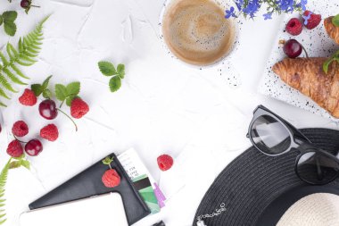 Bayan aksesuar, Bayan tatilde. Güneş gözlüğü ve şapka, kruvasan ve kahve kahvaltı için. Tatil ve bilet için belgeler. Beyaz arka plan. Alanı, düz yatıyordu kopyalama