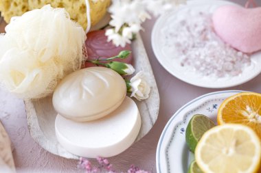 Spa aksesuarları ve çiçekler. pembe bir arka plan. Kopya alanı.
