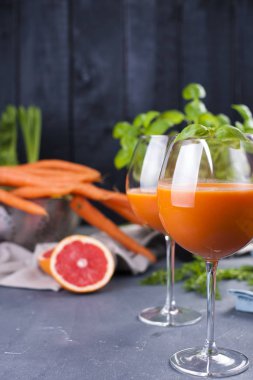 Taze havuç ve vitamin içeceği sağlıklı bir diyet için bir bardak greyfurt suyu. Vitaminler. Kopya alanı