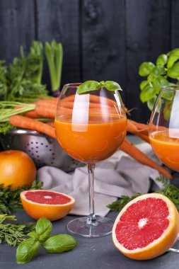 Taze havuç ve vitamin içeceği sağlıklı bir diyet için bir bardak greyfurt suyu. Vitamin gıda. Kopya alanı