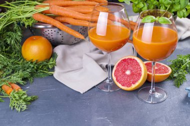 Taze havuç ve vitamin içeceği sağlıklı bir diyet için bir bardak greyfurt suyu. Vitaminler. Kopya alanı.