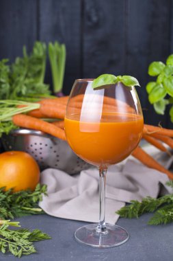 Taze havuç ve vitamin içeceği sağlıklı bir diyet için bir bardak greyfurt suyu. Vitamin gıda. Kopya alanı.