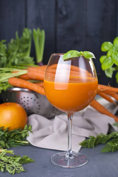 Taze havuç ve vitamin içeceği sağlıklı bir diyet için bir bardak greyfurt suyu. Vitamin gıda. Kopya alanı.