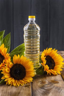 Şişe, bir buket üzerinde oyulmuş bir arka plan ayçiçeği çiçek yağı dodsolnechnoe. Doğal ürün, rustik tarzı. Kopya alanı