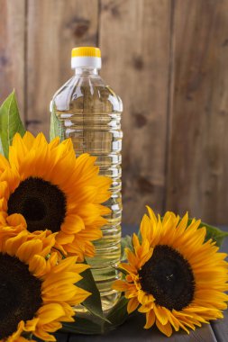 Şişe, bir buket üzerinde oyulmuş bir arka plan ayçiçeği çiçek yağı dodsolnechnoe. Doğal ürün, rustik tarzı. Kopya alanı