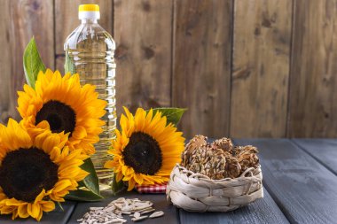 Büyük bir şişe, bir buket terned arka plan ayçiçeği çiçek yağı dodsolnechnoe. Homemade Pişirme. Bisküvi tohumları ile. Doğal ürün, rustik tarzı. Kopya alanı