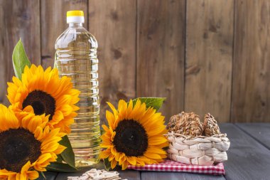 Büyük bir şişe, bir buket terned arka plan ayçiçeği çiçek yağı dodsolnechnoe. Homemade Pişirme. Bisküvi tohumları ile. Doğal ürün, rustik tarzı. Kopya alanı
