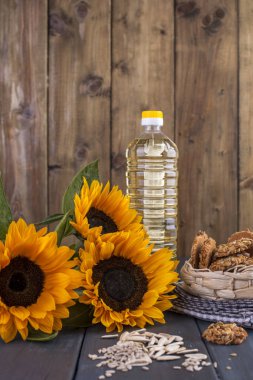 Büyük bir şişe, bir buket terned arka plan ayçiçeği çiçek yağı dodsolnechnoe. Homemade Pişirme. Bisküvi tohumları ile. Doğal ürün, rustik tarzı. Kopya alanı