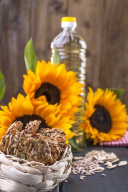 Büyük bir şişe, bir buket terned arka plan ayçiçeği çiçek yağı dodsolnechnoe. Homemade Pişirme. Bisküvi tohumları ile. Doğal ürün, rustik tarzı. Kopya alanı