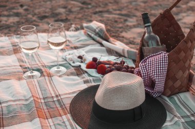 Şarap ile gün batımında sahilde bir parti. Romantik akşam yazın deniz kenarında. Piknik. kopya alanı