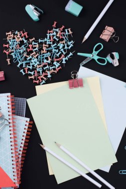 Siyah bir zemin üzerine birçok çok renkli klipleri. Office kavramı. Okul için hedefler. kopya alanı