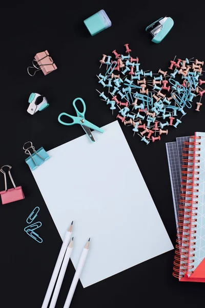 Viele bunte Büroklammern und Papier auf schwarzem Hintergrund. Bürokonzept. Fächer für die Schule. Kopierraum — Stockfoto