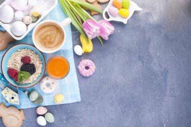Beton arka planı gri ve Pembe lale buketi. Paskalya dekor ve yumurta. Pembe havlu. Metin için boş alan.