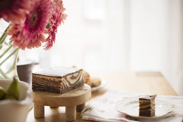 Desayuno en la mesa junto a la ventana. Un ramo de flores y café. Buenos días. Copiar espacio — Foto de Stock