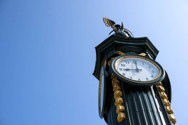 Sokakta büyük bir saat. Eski şehir. mavi gökyüzü. Kopya alanı