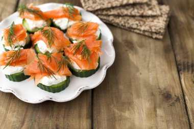 salatalık ve somon, küçük bir tabağa aperatifler. Kopya alanı