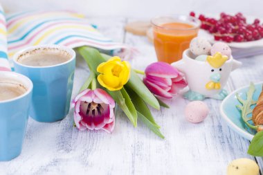 Espresso iki kadeh. Paskalya kahvaltı. Taze lale pembe renkli ve farklı renklerde yumurta. Metin için boş alan